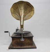 Eskitme Ahşap Oymalı Kare Gramofon