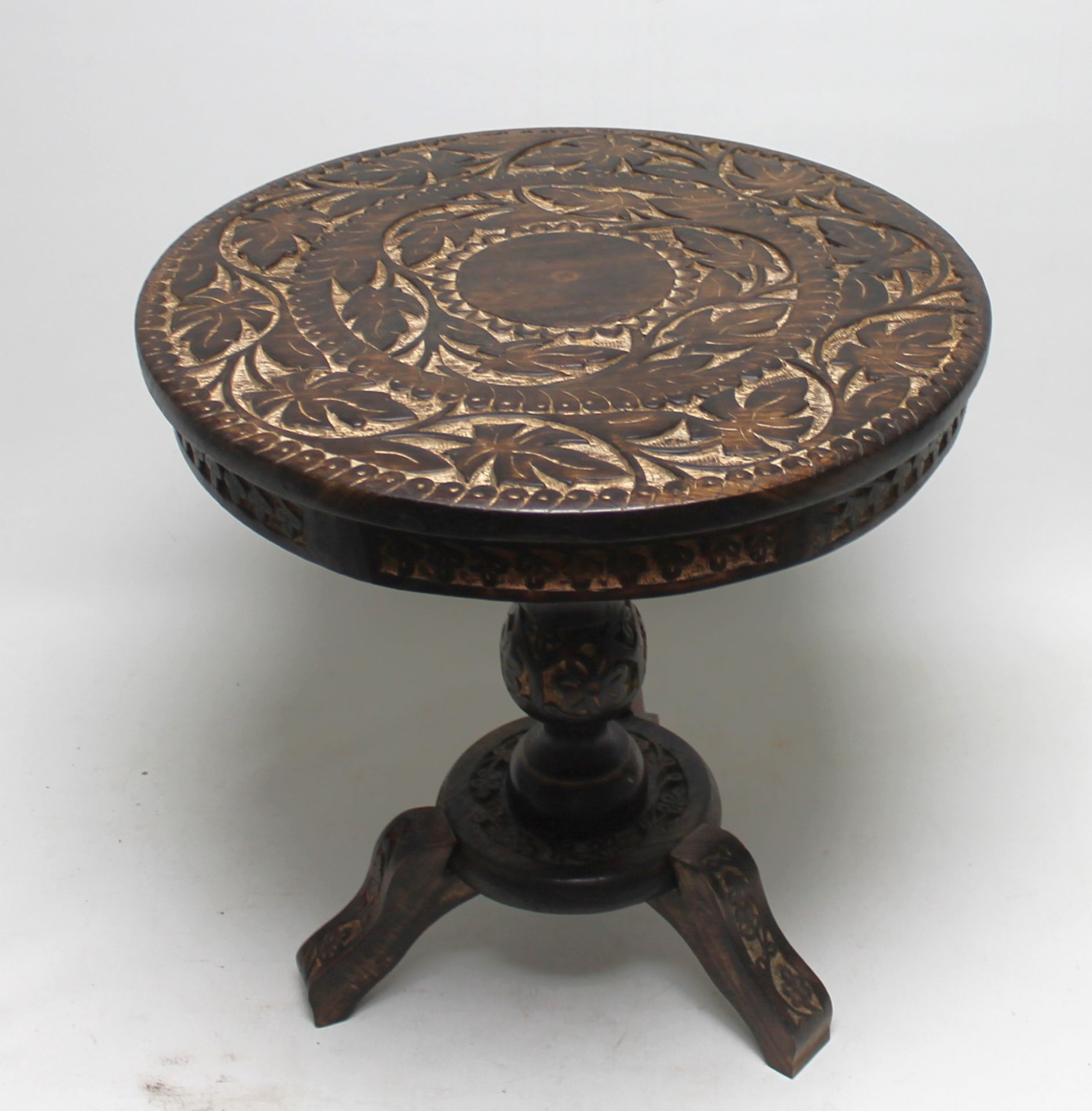 Eskitme Ahşap Oymalı Yuvarlak Sehpa Çap:44 cm. Yükseklik:46 cm.