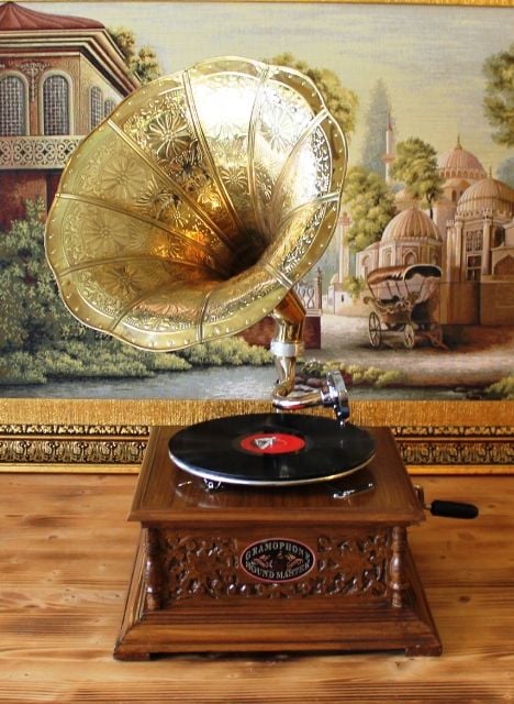 Kare Oymalı Açık Kahverengi Gramofon 39CP